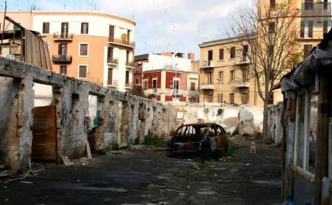 Le fatiscenti stalle di via Oberdan: cosa  rimasto dopo lo sgombero del campo rom